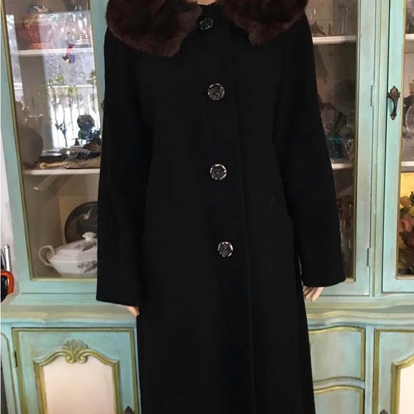 Vintage fur collar coat. Not perfect. - Picture 6 of 7